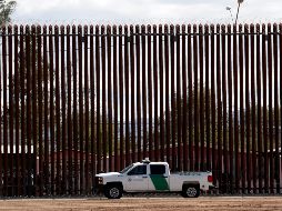Los contratistas quitarán una cerca que llega a la altura de la cintura y la reemplazarán con vallas de hasta nueve metros de altura en Nuevo México. AP/J. Martin