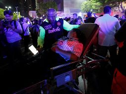 Miembros de los servicios de rescate atienden a heridos en el centro de Bangkok. EFE / Narong Sangnak