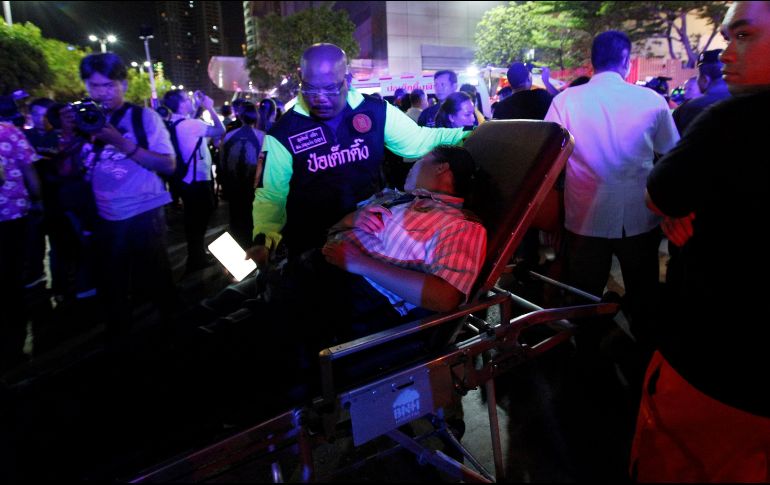 Miembros de los servicios de rescate atienden a heridos en el centro de Bangkok. EFE / Narong Sangnak