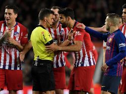 Costa además de insultar al arbitro, lo tomó del brazo. AFP