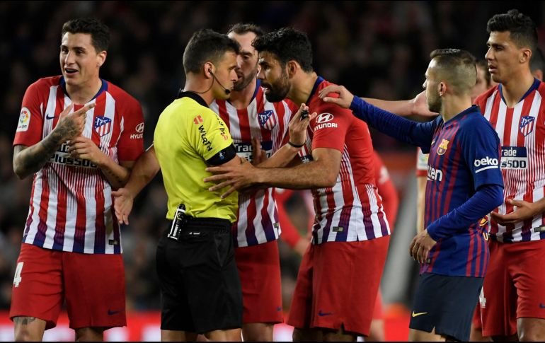 Costa además de insultar al arbitro, lo tomó del brazo. AFP