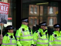 May confirma que el australiano ha sido detenido en relación a la ruptura de las condiciones de su libertad condicional en 2012, cuando se asiló en la embajada ecuatoriana, así como por una orden de extradición dictada contra él desde EU. AP / M. Dunham