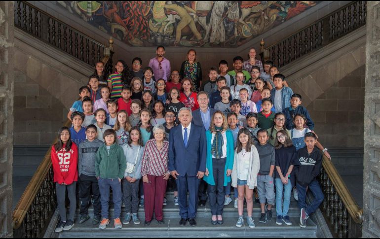 La fotografía se toma en las escaleras del patio principal del recinto. TWITTER/@lopezobrador_
