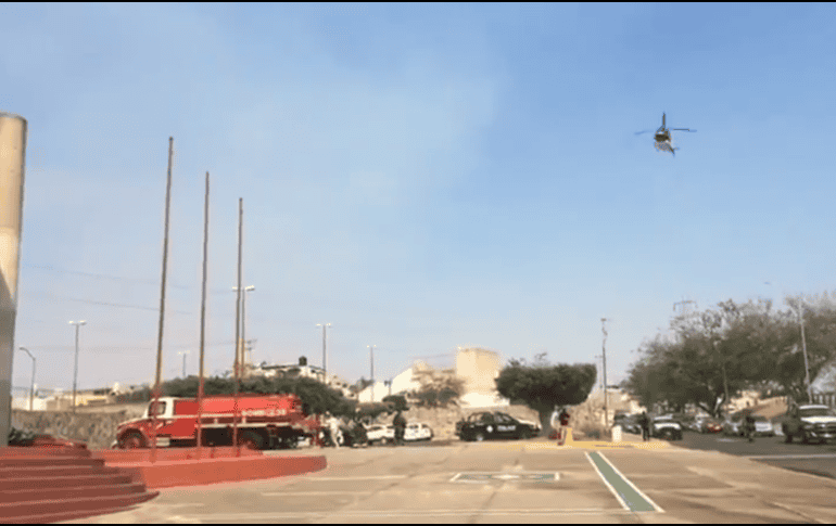 El helicóptero “Zeus” de la Policía de Guadalajara apoya en el combate al fuego. TWITTER / @PCYBOMGDL