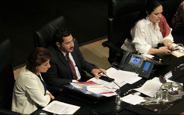 El presidente del Senado de la República, Martí Batres Guadarrama, y la senadora Guadalupe Munguía, durante la sesión que se realizó hoy en San Lázaro. NTX/A. Monroy
