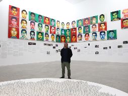 El artista chino Ai Weiwei posa al final de una rueda de prensa sobre su exposición 