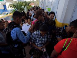 Caravana migrante rumbo a Estados Unidos realiza trámites para cruzar el país, y al entrar ocurre un ataque que deja heridos. EFE / G. Amador