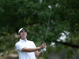 Álvaro Ortiz observa la trayectoria de uno de sus tiros en el hoyo 4. AFP / D. Cannon