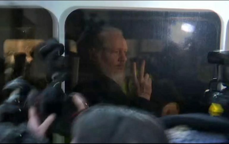 Assange estuvo refugiado en la embajada ecuatoriana en Londres desde 2012 dos años después de que WikiLeaks publicara información confidencial sobre le ejército de EU. AFP