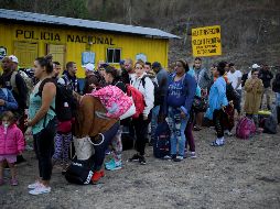 Migrantes cubanos hacen fila este viernes ante la Aduana de Agua Caliente (Honduras), fronterizo con Guatemala. EFE/G. Amador