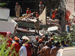 Bomberos trabajan en labores de búsqueda y rescate de las víctimas de un derrumbe este viernes, en Río de Janeiro. EFE/A. Lacerda