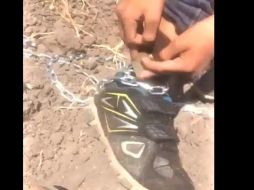 Bajo los rayos del sol, el niño era aprisionado desde un tobillo con una cadena que era atada a un poste. TWITTER@AlfonsoMonte_