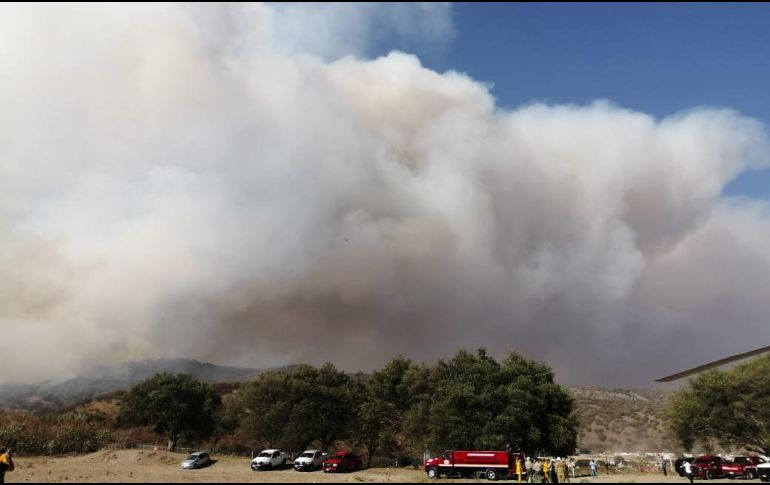El cielo lució oscurecido en diversos puntos de la Metrópoli, así como la zona Centro; en varias partes reportan la caída de ceniza. EL INFORMADOR
