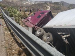 Elementos de rescate continúan en la zona para liberar la carretera y sacar el tráiler que salió del camino. TWITTER/@PF_Carreteras