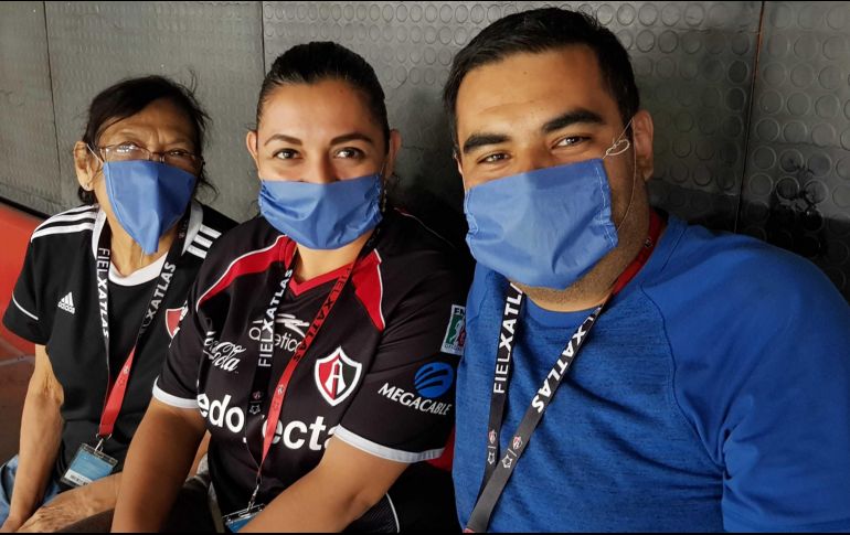 Los aficionados del Atlas con cubrebocas se suman a las estampas que deja el incendio. EL INFORMADOR  / D. Reos