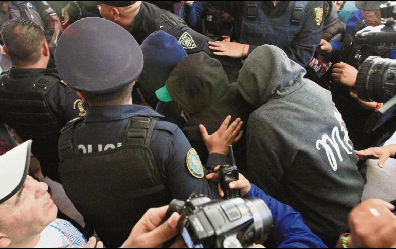 La Policía capitalina trasladó al Ministerio Público a personas implicadas en el caso de abuso a un menor. NOTIMEX