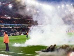 El humo de los fuegos pirotécnicos provocó que el árbitro parara el partido. @Standard_RSCL