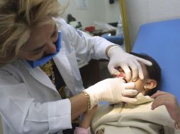 La salud bucodental frecuentemente refleja signos de enfermedades sistémicas, muchas de las cuales incrementan el riesgo de presentar problemas como caries y afecciones de las encías. EL INFORMADOR / ARCHIVO