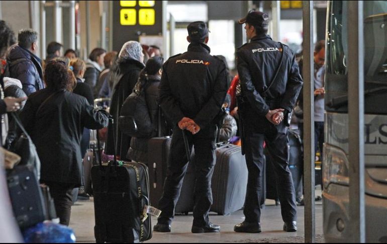 El desorden se vive en los controles de seguridad; el sindicato exige recuperar el pago de mil 28 euros por hora  que recibían al hacer la revisión de seguridad bajo el filtro de rayos X. EFE / ARCHIVO