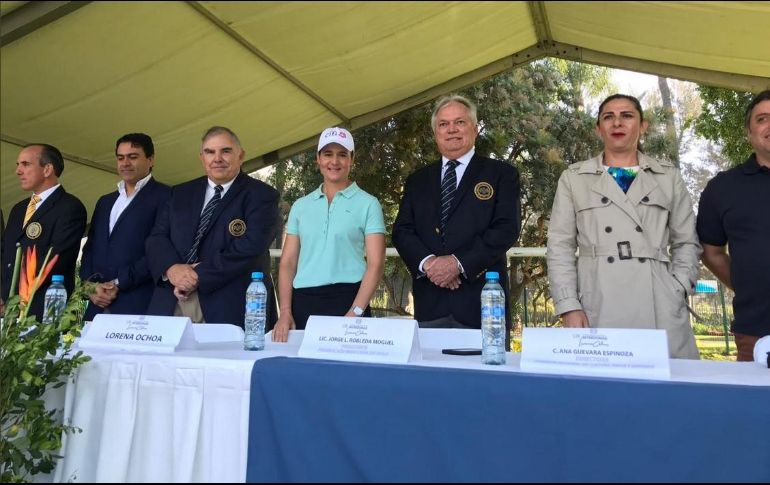 De la mano de su ex entrenador Rafael Alarcón, Lorena Ochoa platicó con los presentes, recordó viejas anécdotas y brindó varios consejos. TWITTER/@LorenaOchoaR