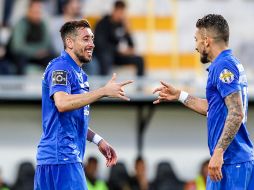 Herrera (I) celebra su anotación con su compañero, Alex Télles (D). EFE/L. Forra