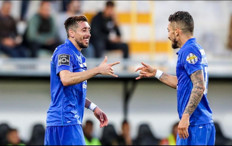 Herrera (I) celebra su anotación con su compañero, Alex Télles (D). EFE/L. Forra