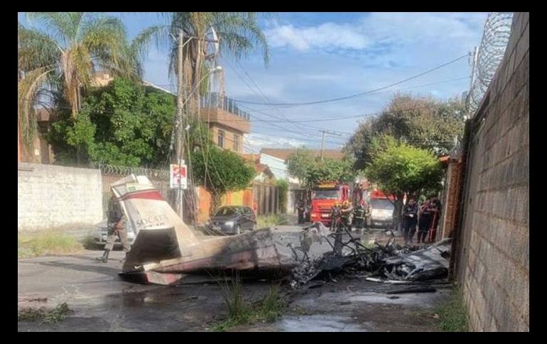 La avioneta fue devorada por las llamas tras impactar en el suelo; durante su caída, derribó varios postes eléctricos. ESPECIAL