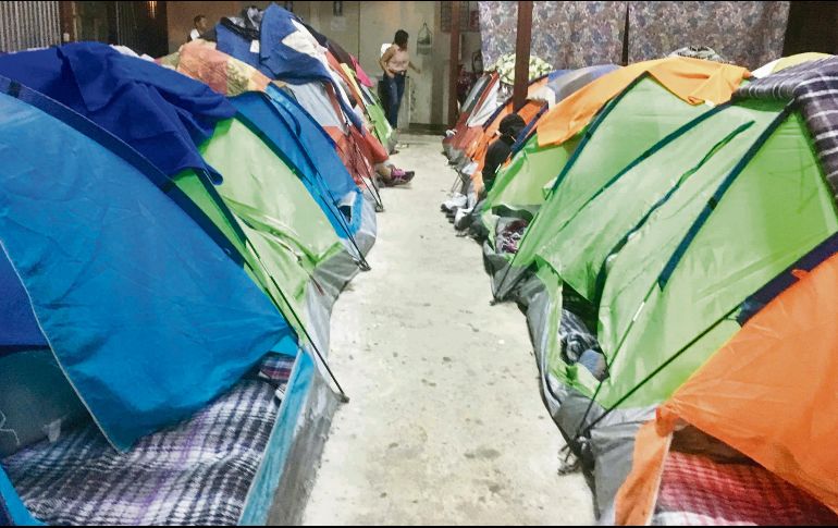 Los interesados en ingresar a la Unión Americana acamparon en espera de su turno para tramitar su estancia en ese país. EL UNIVERSAL