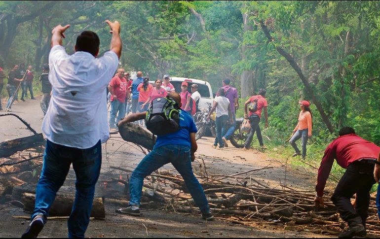 Opositores quitan el bloqueo colocado por chavistas para evitar que Guaidó visite una localidad en Zulia. EFE