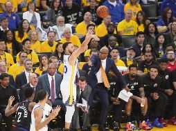 Stephen Curry se convirtió en el máximo anotador de triples en Postemporada. EFE