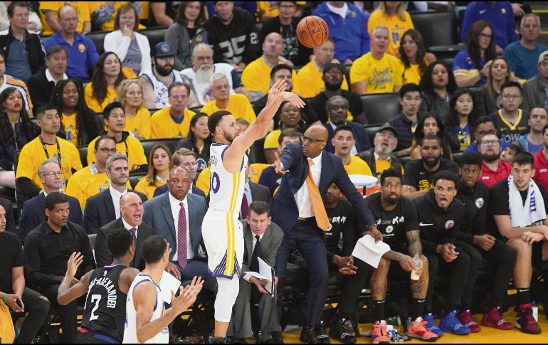 Stephen Curry se convirtió en el máximo anotador de triples en Postemporada. EFE
