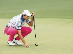Álvaro Ortiz calcula su putt desde el green del hoyo uno, ayer durante la tercera ronda en Augusta National. AFP