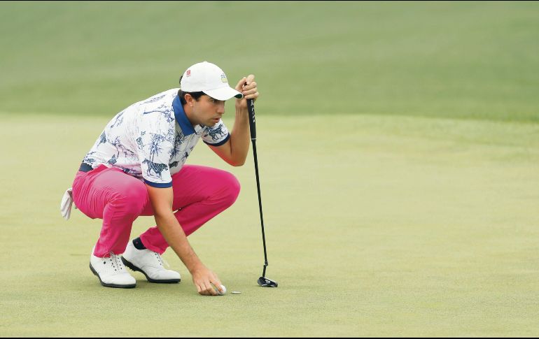 Álvaro Ortiz calcula su putt desde el green del hoyo uno, ayer durante la tercera ronda en Augusta National. AFP