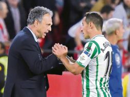 Andrés Guardado saluda a Joaquín Caparrós, DT del Sevilla, quien padece leucemia. EFE