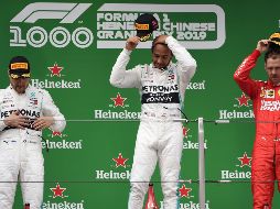 El podio lo completaron su compañero  Valtteri Bottas y su rival Sebastian Vettel. AFP