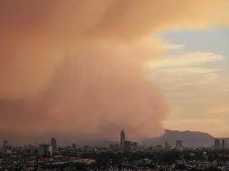 El humo por el más reciente incendio en La Primavera se desplazó hacia gran parte de la zona metropolitana. SUN/ARCHIVO