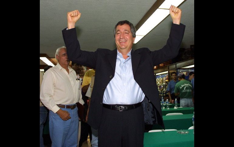 Vergara celebra efusivamente tras concretar la adquisición del equipo en el 2002. EL INFORMADOR/ARCHIVO