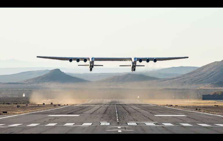 El inmenso jet de doble fuselaje partió del Puerto Espacial y Aéreo Mojave y voló dos horas y media.