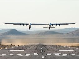 El inmenso jet de doble fuselaje partió del Puerto Espacial y Aéreo Mojave y voló dos horas y media. AFP/Stratolaunch