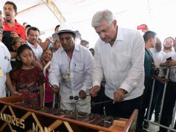 El artesano dijo que invirtió siete mil pesos y una semana de trabajo en la marimba. NTX/Presidencia