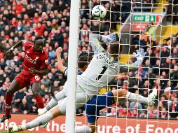 Sadio Mane venció de cabeza a Kepa Arrizabalaga. AFP