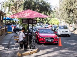 Las empresas ofrecen este servicio que da comodidad a los clientes, consiste en que ellos dejen las llaves en la entrada para que un miembro del personal estacione el auto. EL INFORMADOR / ARCHIVO