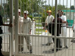 Proyectan despoblar cárceles con brazaletes