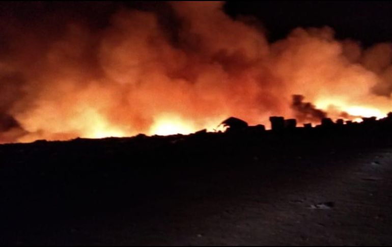 Un incendio se registra en el vertedero Los Laureles, en Tonalá. TWITTER@AireySaludAMG