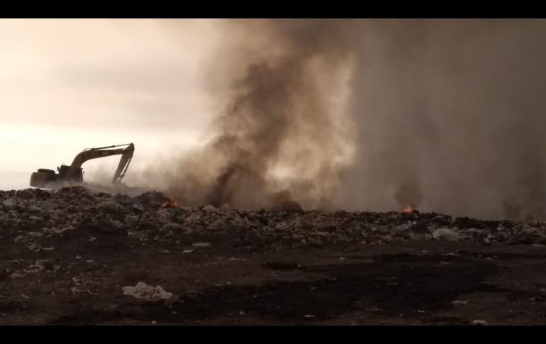 Bomberos de Tonalá, El Salto y del Estado ya laboran en el vertedero. ESPECIAL/UEPCBJ