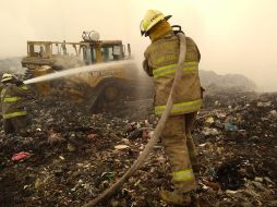 Bomberos combaten el fuego en el vertedero Los Laureles. ESPECIAL/UEPCBJ