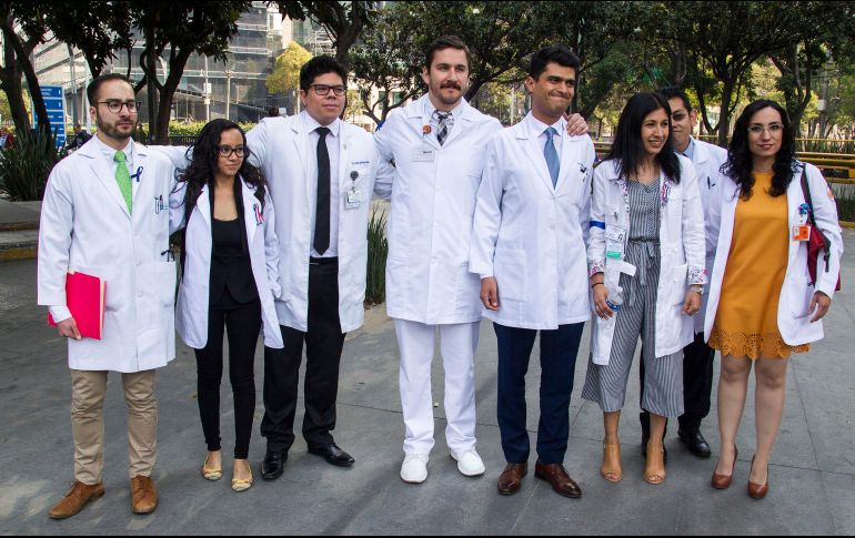 Una comisión de ocho médicos, integrantes de la Asamblea Nacional de Residentes, llegó a la Secretaría de Salud para dialogar con el director de Finanzas de la dependencia, Pedro Flores. NTX/J. Pazos