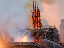 Humo y llamas cubren la parte superior de la catedral de Notre Dame en París. AFP / F. Guillot