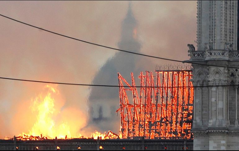 El fuego está siendo combatido por los bomberos, que desalojaron el lugar. AP / T. Camus