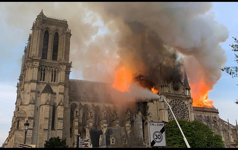 Uno de los testigos menciona que cuando los bomberos llegaron al lugar “ya había muchas llamas que salían del tejado”. AFP/P. Anidjar
